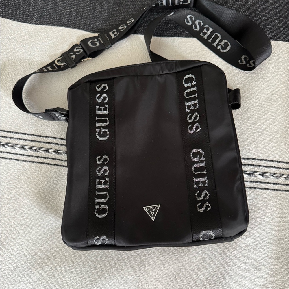 GUESS Black Shoulder Bag with Logo Straps